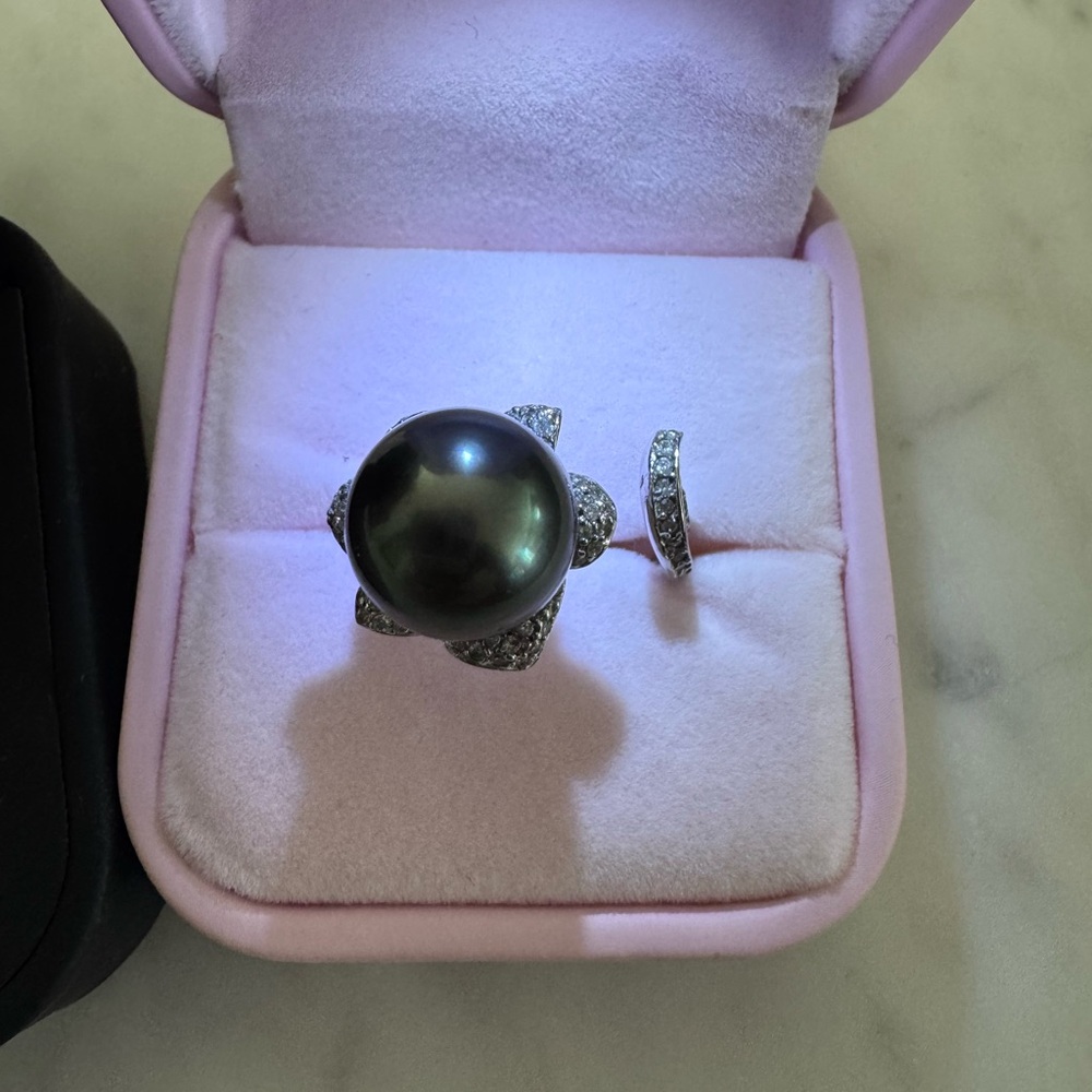 Luxury Tahitian Black Pearl and Diamond Ring